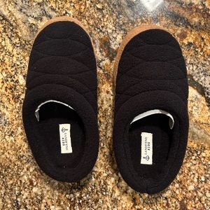 Lands End kids black fleece slippers, C11